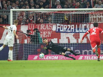 Ulreich hält in der ersten Halbzeit einen Foulelfmeter Ulreich hält in der ersten Halbzeit einen Foulelfmeter