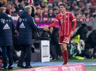 Bayern-Trainer Jupp Heynckes klatscht mit Thomas Müller ab. Foto: Sven Hoppe