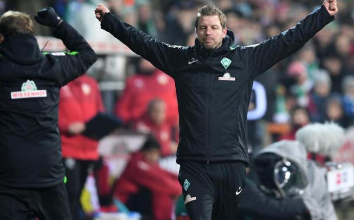 Werder-Trainer Florian Kohfeldt freut sich über den Sieg gegen den VfB Stuttgart. Foto: Carmen Jaspersen