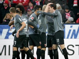 Die Augsburger feiern den Sieg in Mainz. Foto: Hasan Bratic Die Augsburger feiern den Sieg in Mainz. Foto: Hasan Bratic