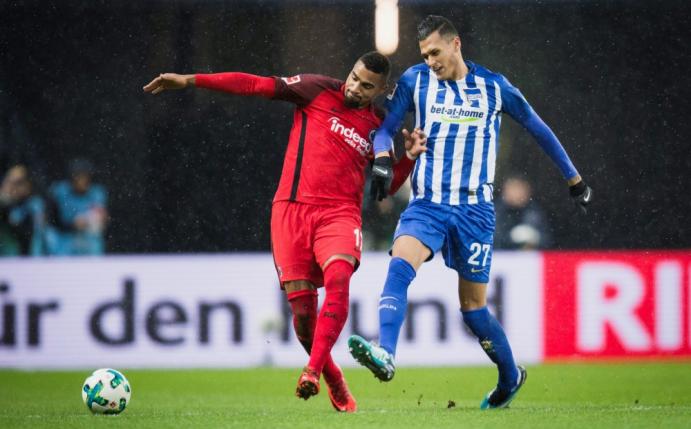 Siegtorschütze Boateng (l.) im Duell mit Herthas Selke