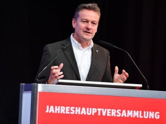 Kaiserslauterns Vorstandsvorsitzender Thomas Gries spricht während der Versammlung. Foto: Uwe Anspach