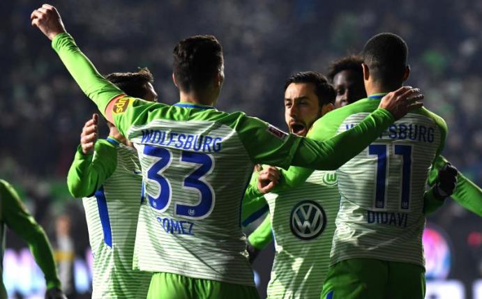 Yunus Malli (M) bejubelt sein Tor gegen Mönchengladbach. Der VfL siegt mit 3:0. Foto: Peter Steffen