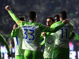 Yunus Malli (M) bejubelt sein Tor gegen Mönchengladbach. Der VfL siegt mit 3:0. Foto: Peter Steffen Yunus Malli (M) bejubelt sein Tor gegen Mönchengladbach. Der VfL siegt mit 3:0. Foto: Peter Steffen
