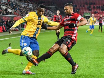 Der Braunschweiger Suleiman Abdullahi (l) beim Zweikampf mit FCI-Kapitän Marvin Matip. Foto: Armin Weigel