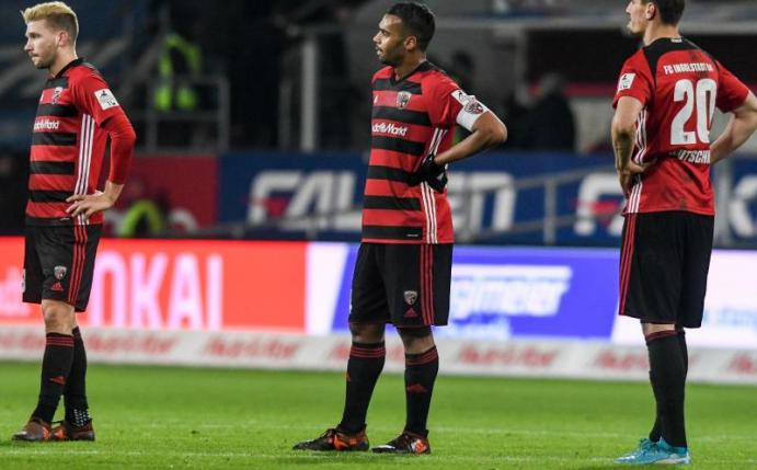 Robert Leipertz, Marvin Matip und Stefan Kutschke (l-r) vom FC Ingolstadt können die Niederlage nicht fassen. Foto: Armin Weigel