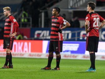 Robert Leipertz, Marvin Matip und Stefan Kutschke (l-r) vom FC Ingolstadt können die Niederlage nicht fassen. Foto: Armin Weigel Robert Leipertz, Marvin Matip und Stefan Kutschke (l-r) vom FC Ingolstadt können die Niederlage nicht fassen. Foto: Armin Weigel