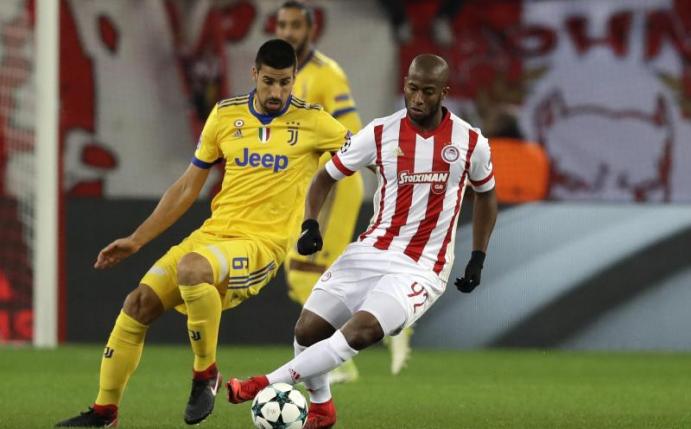 Juve-Profi Sami Khedira (l) beim Zweikampf mit Seba von Olympiakos Piräus. Foto: Thanassis Stavrakis