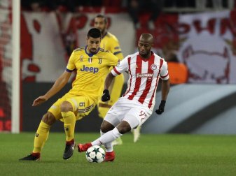 Juve-Profi Sami Khedira (l) beim Zweikampf mit Seba von Olympiakos Piräus. Foto: Thanassis Stavrakis