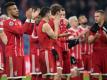 Die Spieler vom FC Bayern München feiern mit den Fans den Sieg über Paris Saint-Germain. Foto: Sven Hoppe