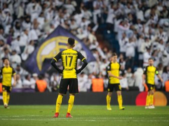 Nach dem dritten Treffer von real schauen die Dortmunder Spieler enttäuscht drein. Foto: Bernd Thissen Nach dem dritten Treffer von real schauen die Dortmunder Spieler enttäuscht drein. Foto: Bernd Thissen