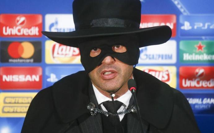 Schatjors Trainer Paulo Fonseca gibt nach dem gewonnenen Spiel als Zorro verkleidet eine Pressekonferenz. Foto: Efrem Lukatsky