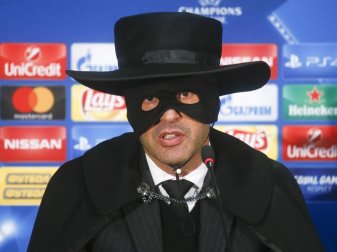 Schatjors Trainer Paulo Fonseca gibt nach dem gewonnenen Spiel als Zorro verkleidet eine Pressekonferenz. Foto: Efrem Lukatsky Schatjors Trainer Paulo Fonseca gibt nach dem gewonnenen Spiel als Zorro verkleidet eine Pressekonferenz. Foto: Efrem Lukatsky