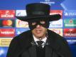 Schatjors Trainer Paulo Fonseca gibt nach dem gewonnenen Spiel als Zorro verkleidet eine Pressekonferenz. Foto: Efrem Lukatsky