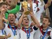 Philipp Lahm (M) soll zum Ehrenspielführer der deutschen Fußball-Nationalmannschaft ernannt werden. Foto: Marcus Brandt