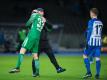 Nach dem Schlußpfiff wird Berlins Torwart Jonathan Klinsmann von seinem Trainer Pal Dardai (M) umarmt. Foto: Annegret Hilse