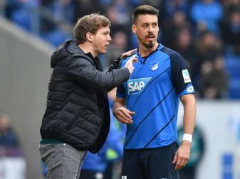 Hoffenheims Trainer Julian Nagelsmann (l) instruiert Sandro Wagner. Foto: Uwe Anspach