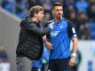 Hoffenheims Trainer Julian Nagelsmann (l) instruiert Sandro Wagner. Foto: Uwe Anspach