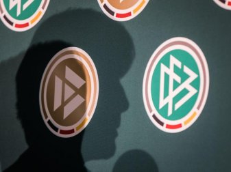 Vorstellung des neuen Logos der künftigen DFB-Akademie (l), die der eigentliche Grund für die Einberufung eines Außerordentlichen DFB-Bundestages war. Foto: Frank Rumpenhorst