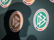 Vorstellung des neuen Logos der künftigen DFB-Akademie (l), die der eigentliche Grund für die Einberufung eines Außerordentlichen DFB-Bundestages war. Foto: Frank Rumpenhorst