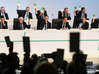 Die DFB-Präsidiumsmitglieder sowie die Delegierten stimmen in Frankfurt am Main per Stimmkarte ab. Foto: Arne Dedert Die DFB-Präsidiumsmitglieder sowie die Delegierten stimmen in Frankfurt am Main per Stimmkarte ab. Foto: Arne Dedert