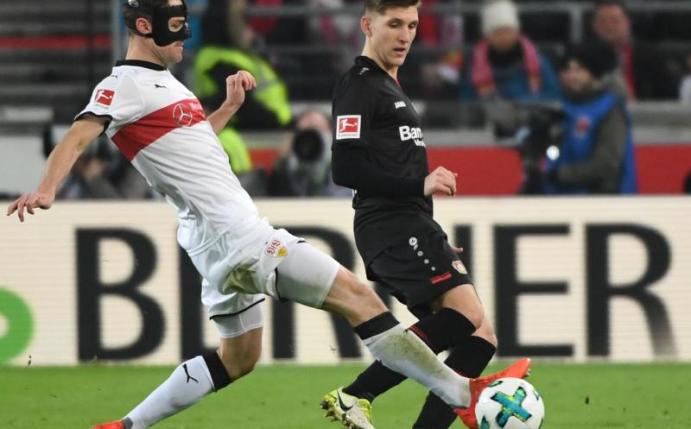 VfB-Kapitän Christian Gentner (l) beim Duell mit Leverkusens Panagiotis Retsos. Foto: Marijan Murat