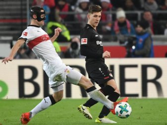 VfB-Kapitän Christian Gentner (l) beim Duell mit Leverkusens Panagiotis Retsos. Foto: Marijan Murat VfB-Kapitän Christian Gentner (l) beim Duell mit Leverkusens Panagiotis Retsos. Foto: Marijan Murat