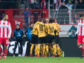 Die Spieler von Dynamo Dresden bejubeln das Tor des Tages beim 1:0-Sieg bei Union Berlin. Foto: Annegret Hilse
