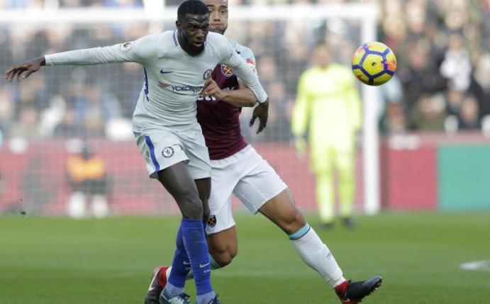 Chelseas Tiemoue Bakayoko (l) kämpft gegen West Ham Uniteds Winston Reid um den Ball. Foto: Alastair Grant