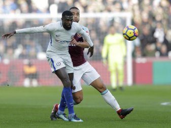 Chelseas Tiemoue Bakayoko (l) kämpft gegen West Ham Uniteds Winston Reid um den Ball. Foto: Alastair Grant Chelseas Tiemoue Bakayoko (l) kämpft gegen West Ham Uniteds Winston Reid um den Ball. Foto: Alastair Grant