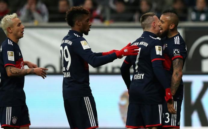Vidal (r.) schießt die Bayern zur Herbstmeisterschaft