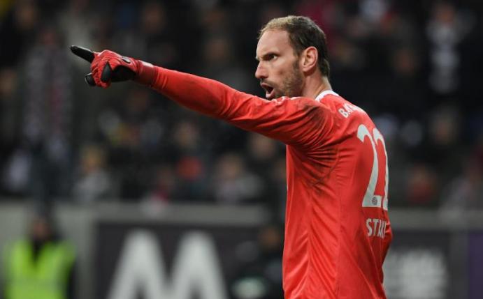 Stand beim Sieg in Frankfurt überraschend im Bayern-Tor: Tom Starke. Foto: Arne Dedert