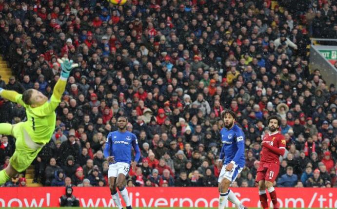 Mohamed Salah (r) traf für den FC Liverpool zunächst zum 1:0. Foto: Peter Byrne