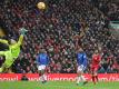 Mohamed Salah (r) traf für den FC Liverpool zunächst zum 1:0. Foto: Peter Byrne