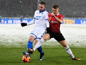 96-Profi Matthias Ostrzolek (r) im Zweikampf mit dem Hoffenheimer Pavel Kaderabek. Foto: Peter Steffen 96-Profi Matthias Ostrzolek (r) im Zweikampf mit dem Hoffenheimer Pavel Kaderabek. Foto: Peter Steffen