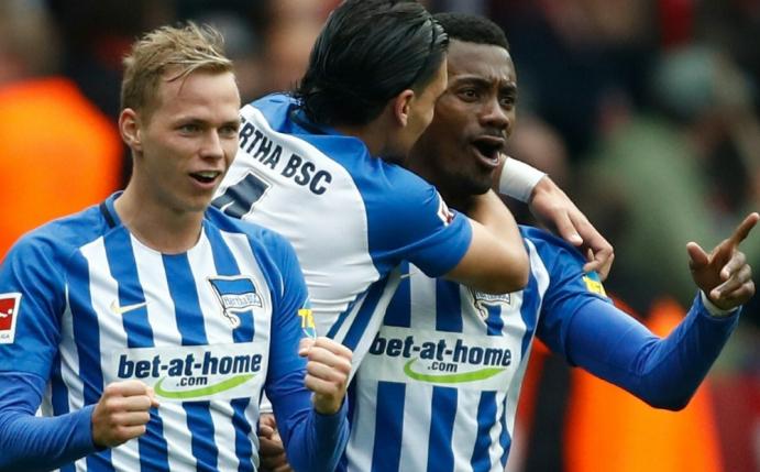 Salomon Kalou (r.) trifft in der Nachspielzeit