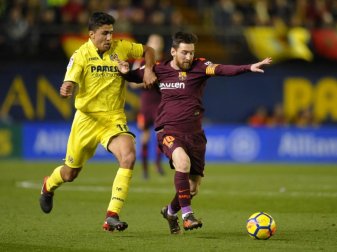 Lionel Messi (r) enteilt Villarreals Rodrigo. Foto: Gtres