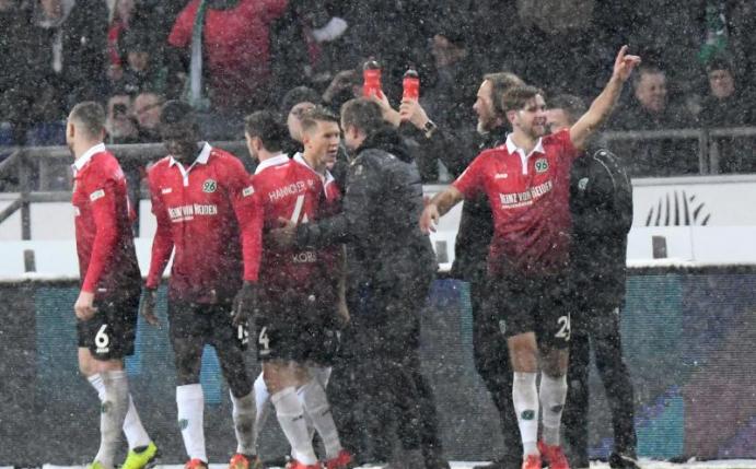 Im Schneetreiben dominierte Hannover 96 die TSG 1899 Hoffenheim. Foto: Peter Steffen