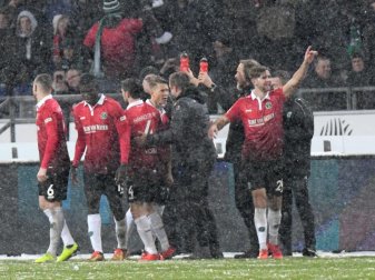 Im Schneetreiben dominierte Hannover 96 die TSG 1899 Hoffenheim. Foto: Peter Steffen Im Schneetreiben dominierte Hannover 96 die TSG 1899 Hoffenheim. Foto: Peter Steffen