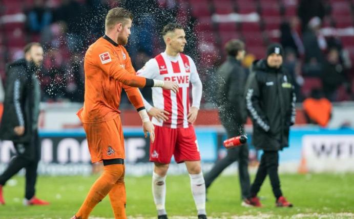 Kölns Torwart Timo Horn schmiss nach dem 3:4 vor Wut eine Wasserflasche. Foto: Guido Kirchner