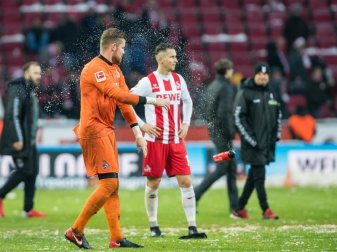 Kölns Torwart Timo Horn schmiss nach dem 3:4 vor Wut eine Wasserflasche. Foto: Guido Kirchner Kölns Torwart Timo Horn schmiss nach dem 3:4 vor Wut eine Wasserflasche. Foto: Guido Kirchner