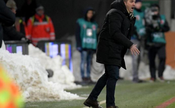 Für Augsburgs Trainer Manuel Baum fühlte sich das 1:1 wie eine Niederlage an. Foto: Stefan Puchner