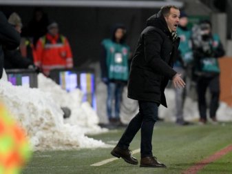 Für Augsburgs Trainer Manuel Baum fühlte sich das 1:1 wie eine Niederlage an. Foto: Stefan Puchner Für Augsburgs Trainer Manuel Baum fühlte sich das 1:1 wie eine Niederlage an. Foto: Stefan Puchner