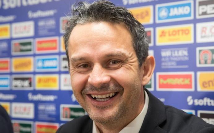 Dirk Schuster bei seiner Vorstellung als neuer Trainer des SV Darmstadt 98. Foto: Frank Rumpenhorst