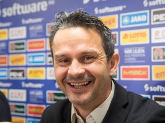 Dirk Schuster bei seiner Vorstellung als neuer Trainer des SV Darmstadt 98. Foto: Frank Rumpenhorst Dirk Schuster bei seiner Vorstellung als neuer Trainer des SV Darmstadt 98. Foto: Frank Rumpenhorst