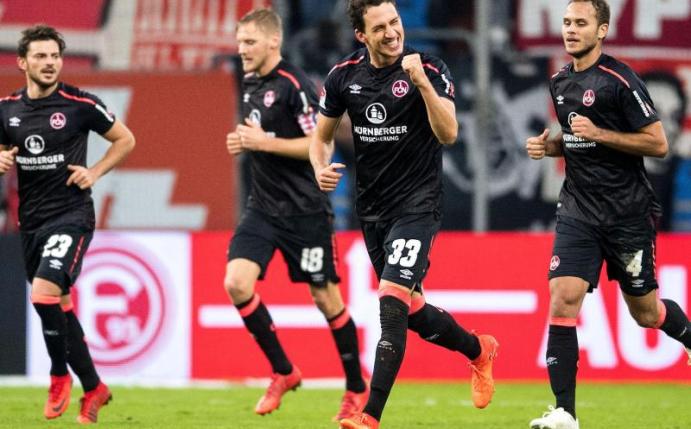 Der Nürnberger Georg Margreitter (2.v.r.) feiert seinen Treffer zum 2:0. Foto: Marius Becker