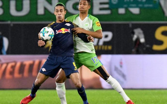 Leipzigs Yussuf Poulsen (vorne) schirmt den Ball vor dem Wolfsburger Ohis Felix Uduokhai ab. Foto: Peter Steffen