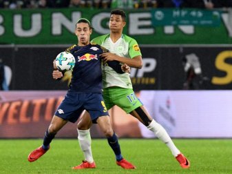 Leipzigs Yussuf Poulsen (vorne) schirmt den Ball vor dem Wolfsburger Ohis Felix Uduokhai ab. Foto: Peter Steffen Leipzigs Yussuf Poulsen (vorne) schirmt den Ball vor dem Wolfsburger Ohis Felix Uduokhai ab. Foto: Peter Steffen