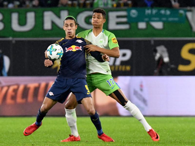 Leipzigs Yussuf Poulsen (vorne) schirmt den Ball vor dem Wolfsburger Ohis Felix Uduokhai ab. Foto: Peter Steffen