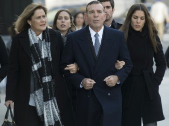 Muss sich verantworten: Juan Angel Napout (M.)